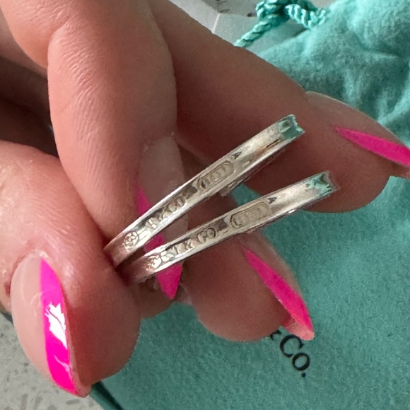 SOLD - RARE Tiffany & Co. Medium Hoops - Picture 4 of 6